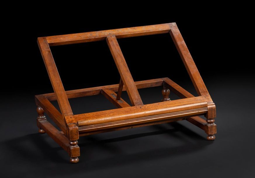 Un lutrin en bois naturel reposant sur quatre pieds boules.
Style du XVIIe siècle.
H (déployé) : 43 cm
L : 45 cm