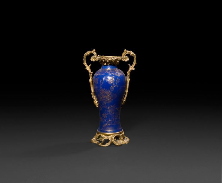 Vase en porcelaine de Chine bleu poudré, la monture de bronze doré à décor ajouré de feuillages.
Style Louis XV.
H : 26,5 cm