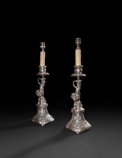 Paire de grands flambeaux aux enfants en métal argenté.
XIXe siècle.
H : 34 cm