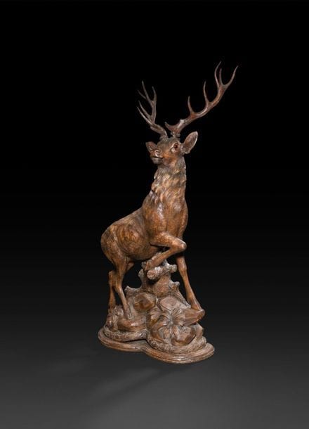 Grande figure de cerf en bois sculpté, les yeux en verre teinté rouge.
Forêt Noire, XIXe siècle (petits accidents).
H : 102 cm