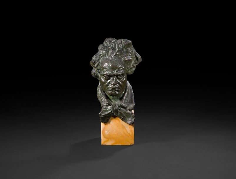 Italo Giordani (1882-1956)
Ludwig van Beethoven (1770-1827)
Buste en bronze à patine verte.
Signé Giordani sur l’épaule droite.
Porte le cachet du fondeur « cire perdue A.Valsuani ».
H : 46 cm (dont 13 cm socle en marbre jaune de Sienne d’origine)