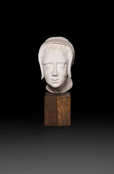 France, première moitié du XXe siècle
Tête de femme, dite « Tête d’Agnès Sorel »
Moulage en plâtre.
Base en bois avec plaque en métal portant l’inscription : « Moulage original d’une tête dite d’Agnès Sorel découverte au château de Garigny par le Marquis de Rolland. 1942. Une copie se trouve au château de Loches ».
(Usures de la surface et légers accidents à la coiffe).
H : 28 et H totale : 43 cm