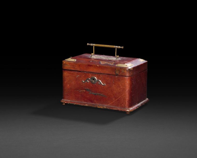 Coffret à Bijoux. Mouvement à musique REUGE. 
Coffret ancien en basane rouge en état d’usage dont l’intérieur est capitonné de soie assortie. Mouvement de musique remplacé par une musique Reuge, qui ne correspond pas à l’étiquette. 
H : 120 mm, L : 170 mm, P : 115 mm