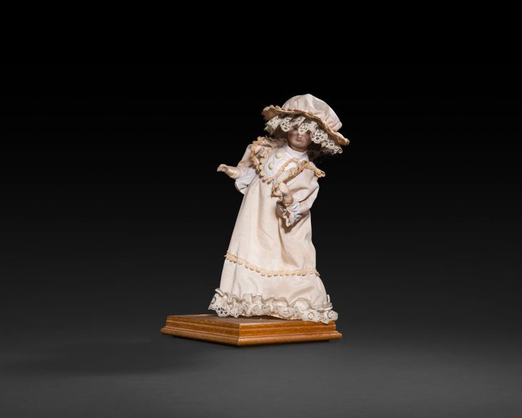 Automate « Jeune Fille » - Fabrication contemporaine. Automate contemporain représentant une jeune fille (tête et mains en porcelaine). Mécanisme à réviser. 
H : 380 mm, L : 190 mm