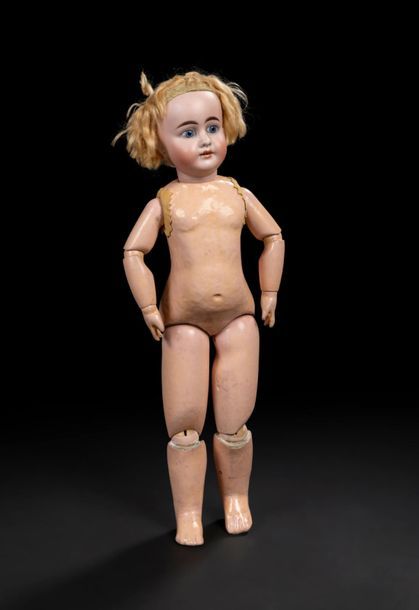Poupée allemande, tête en porcelaine (fêle au front jusqu’à un oeil), yeux fixes bleus, bouche ouverte sur une rangée de dents, oreilles percées, perruque blonde (très collée), corps en bois et composition, H : 54cm