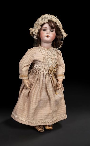Poupée allemande, tête en porcelaine marquée en creux 1078 Simon & Halbig et S & H, T.9, yeux mobiles bruns, bouche ouverte sur une rangée de dents, oreilles percées, perruque brune (très collée), corps articulé en bois et composition (écaillures aux mains) à système pleureur (ficelles), robe rose pâle, H : 58cm