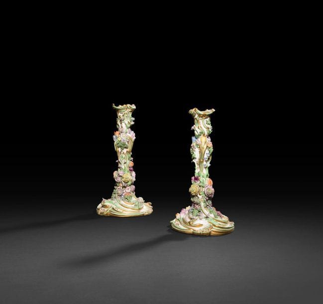 Angleterre
Paire de flambeaux en porcelaine à décor en relief et polychrome de branches fleuries et feuillagés et de rinceaux rocailles soulignés en vert et or.
XIXe siècle (éclats aux fleurs).
H : 25 cm