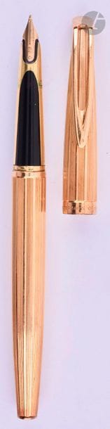 CARTIER
Stylo plume en or 18 carats décor ligné. Sur une base de Waterman CF. Réalisé par le joaillier parisien Lefebvre. Plume or 18 carats, remplissage par convertor. Dans son écrin. Micro-rayures. 
Longueur : 137 mm - Poids brut : 28 g
