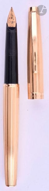 CARTIER
Stylo plume en or 18 carats décor ligné. Réalisé par le joaillier parisien Lefebvre sur une base de Geha. Plume or 18 carats, remplissage cartouche. Micro-rayures. 
Longueur : 137 mm - Poids brut : 28 g
