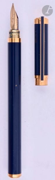 DUPONTStylo
 fountain pen in natural navy blue lacquer with gold-plated attributes. 18 carat gold nib, cartridge filled. Small shine of lacquer and micro-scratches.
