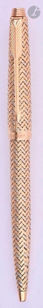 HERMèSStylo
 18 carat gold ballpoint
 pen with
 2 gold plaited decoration in a chevron style. Based on a Parker 75. Push cap mechanism. Small blows and micro-scratches
.

 Length: 128 mm - Gross weight:

 26 g
