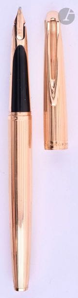 HERMèS
Stylo plume en or 18 carats décor ligné. Réalisé sur une base de Waterman CF. Plume or 18 carats, remplissage convertor. La partie noire du bloc plume est légèrement abimée. Micro-rayures. 
Longueur : 135 mm - Poids brut : 30 g
