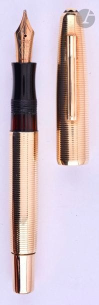 MONTBLANC
Stylo plume en or 14 carats décor annelé. Habillage réalisé par un joaillier sur une base de 146. Plume or 14 carats, remplissage piston (joint à changer). Micro-rayures. 
Longueur : 128 mm - Poids brut : 38 g