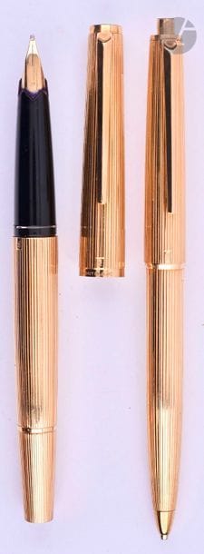 MONTBLANC
Parure stylo plume n° 1296 + stylo mine n° 1596 en or 18 carats décor ligné. Plume or 18 carats, remplissage piston. Micro-rayures. 
Longueur du plume : 136 mm - Poids brut de la parure : 58 g