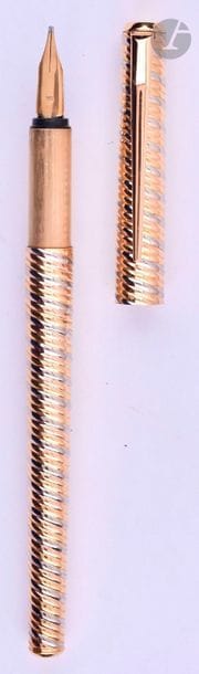 MONTBLANCS
 18 carat gold fountain pen with twisted decoration in 2 golds on a base of Nobility. 18 carat gold nib, cartridge filled. Microstripes
.

 Length: 139 mm - Gross weight: 40 g

