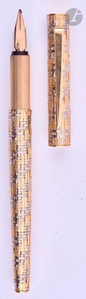 MONTBLANC
Stylo plume en or 18 carats décor tressé 2 ors. Sur une base de Noblesse. Plume plaqué or, remplissage cartouche. Micro-rayures. 
Longueur : 140 mm - Poids brut : 42 g