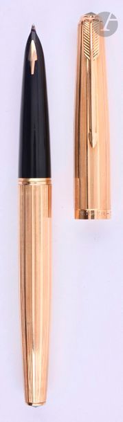 PARKER
Stylo plume en or 18 carats décor ligné. Réalisé par le joaillier parisien Lefebvre sur une base de modèle 61. Plume or, remplissage cartouche. Micro-rayures. 
Longueur : 137 mm - Poids brut : 26 g
