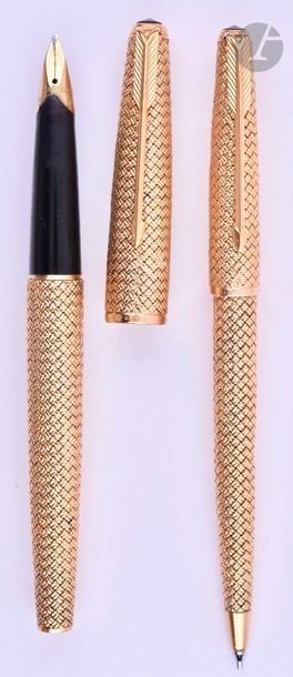 
PARKERFountain pen + fountain pen
 set in
 18k gold plaited. Made on the basis of model 65. 18 karat gold nib, cartridge or converter filling. Push cap mine mechanism. Microstripes
.

 Length of the nib: 132 mm - Gross weight of the set: 62 g

