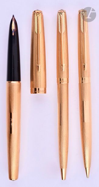PARKER
Parure stylo plume + stylo bille + stylo mine en or 18 carats décor grain d’orge. Plume or, remplissage par capillarité. Bille capuchon poussoir, système mine tournant. Dans un écrin de la marque. Initiales AM sur le corps. Micro-rayures. 
Longueur du plume : 136 mm - Poids brut de la parure : 80 g