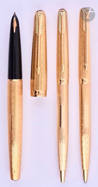 
PARKERFountain pen + ballpoint pen + 18K gold
 plated pencil set with
 lined decoration. Gold nib, cartridge or converter filling. Push cap ball, mine by push cap system. In a case of the brand. Microstripes
.

 Length of the nib: 136 mm - Gross weight of the set: 76 g

