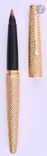 PARKER
Stylo plume en or 18 carats tressé 2 ors. Réalisé sur une base de modèle 45. Plume or, remplissage cartouche ou convertor. Micro-rayures. 
Longueur : 131 mm - Poids brut : 30 g
