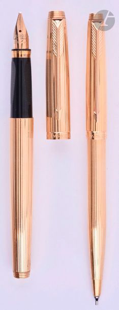 PARKER
Parure stylo plume + stylo mine en or 18 carats décor godrons de la collection 75. Plume or 18 carats, remplissage cartouche. Système mine avec capuchon poussoir. Micro-rayures. 
Longueur du plume : 129 mm - Poids brut de la parure : 50 g