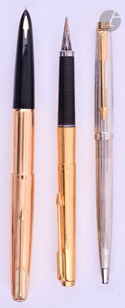 PARKER
Lot de 3 stylos : un stylo plume 61 plaqué or ligné. Plume or, remplissage capillarité + un stylo plume 180 plaqué or ligné. Plume or, remplissage cartouche + un stylo bille 75 plaqué argent milleraie, clip plaqué or. Micro-rayures
