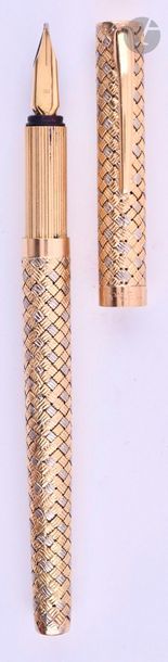 PEEL
Stylo plume en or 18 carats décor tressé 2 ors. Réalisé par le joaillier parisien Lefebvre sur une base de Montblanc Noblesse. Plume or 18 carats, remplissage cartouche. Micro-rayures. 
Longueur : 141 mm - Poids brut : 44 g