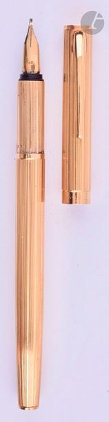 PEEL
Stylo plume en or 18 carats décor ligné. Réalisé par le joaillier parisien Lefebvre sur une base de Montblanc Noblesse. Plume or 18 carats, remplissage cartouche. Micro-rayures. 
Longueur : 140 mm - Poids brut : 28 g