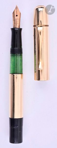 PéLIKAN
Stylo plume en or 14 carats décor lisse. Sur une base de modèle 100. Plume or 14 carats, remplissage piston, joint à changer. Micro-rayures. 
Longueur : 119 mm - Poids brut : 18 g
