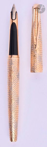 WATERMAN
Stylo plume CF en or 18 carats décor tressé 2 ors. Plume or 18 carats, remplissage par convertor. Micro-rayures. 
Longueur : 135 mm - Poids brut : 28 g
