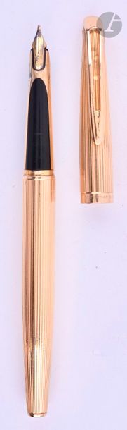 WATERMANStylo
 fountain pen CF in 18 carat gold with lined decoration. Directed by the Parisian jeweler Lefebvre. 18 karat gold nib. Microstripes
.

 Length: 134 mm - Gross weight:

 28 g

