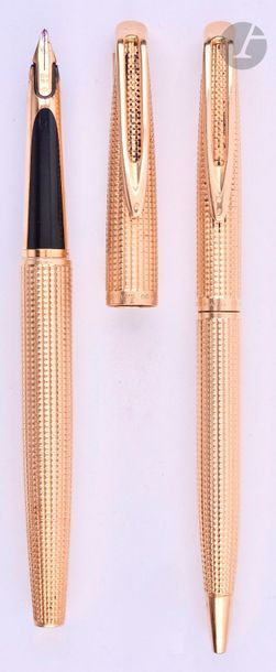 WATERMAN
Parure stylo plume + stylo bille CF en or 18 carats décor diamant. Réalisée par le joaillier parisien Lefebvre. Plume or 18 carats (les bandes du bloc plume sont en plaqué or). Micro-rayures. 
Longueur : 135 mm - Poids brut : 68 g
