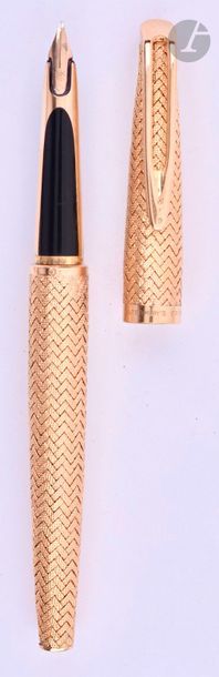 WATERMAN
Stylo plume CF en or 18 carats décor tressé. Plume or 18 carats. Micro-rayures. 
Longueur : 135 mm - Poids brut : 40 g
