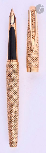WATERMAN
Stylo plume CF en or 18 carats décor tressé 2 ors. Réalisé par le joaillier parisien Lefebvre. Plume or 18 carats. Micro-rayures. 
Longueur : 133 mm - Poids brut : 38 g