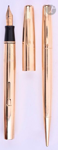 WATERMAN
Parure stylo plume + stylo mine en or 14 carats décor lisse. Modèle des années trente. Plume or 14 carats, remplissage levier (poche à changer). Système mine tournant. Micro-rayures. 
Longueur : 129 mm - Poids brut : 60 g
