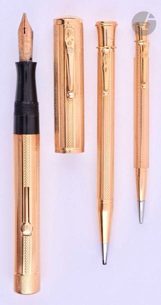 WATERMAN / JIF
Parure stylo plume 5594 + 2 stylos mine en or 18 carats. Habillage français décor CA (lignes et grain d’orge) sur ébonite noire. Plume or green, remplissage levier (poche à changer). Système mine tournant (à vérifier). Micro-rayures. 
Longueur : 130 mm - Poids brut : 66 g

