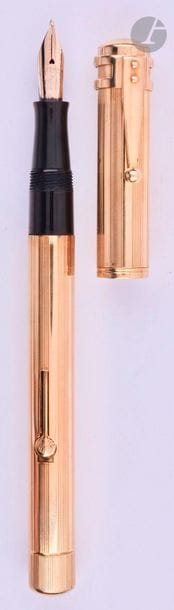 WATERMAN
Stylo plume 5554 en or 18 carats. Habillage français décor FA (lignes et lisse) sur ébonite noire. Bague agrafe en or 18 carats. Plume or n° 4, remplissage levier (poche à changer). Micro-rayures. 
Longueur : 140 mm - Poids brut : 32 g

