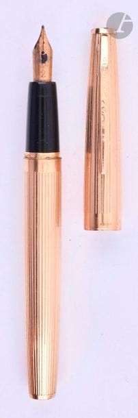 WATERMAN
Stylo plume Ligne 60 Lady en or 18 carats décor ligné. Plume or n° 2. Micro-rayures. 
Longueur : 122 mm - Poids brut : 22 g