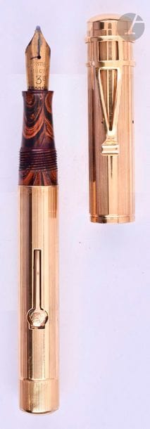 WATERMAN
Stylo plume 5552 en or 18 carats. Habillage français décor FA (lignes et lisse) sur ébonite ripple. Bague agrafe en or 18 carats. Plume or n° 3 moderne, remplissage levier (poche à changer). Micro-rayures. 
Longueur : 118 mm - Poids brut : 28 g
