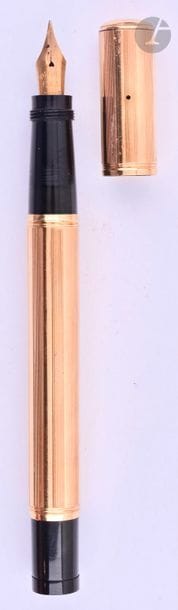 WATERMAN
Stylo plume rentrante 544 en or 18 carats. Habillage français FA sur ébonite noire. Plume or n° 4, remplissage compte-gouttes (joint à changer). Petits coups et micro-rayures. 
Longueur : 129 mm - Poids brut : 24 g