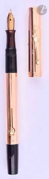 WATERMAN
Stylo plume 552 ½ en or 14 carats. Décor lisse sur ébonite noire. Initiales sur le corps. Plume or n° 2, remplissage levier (poche à changer). Petits coups et micro-rayures. 
Longueur : 135 mm - Poids brut : 20 g