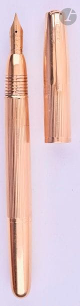 WATERMAN
Stylo plume en or 18 carats décor ligné. Plume or n° 3, utilisant des cartouches en verre (joint à changer). Petits coups et micro-rayures. 
Longueur : 138 mm - Poids brut : 30 g