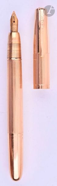 WATERMAN
Stylo plume en or 18 carats décor ligné. Plume or n° 3 (usée), utilisant des cartouches en verre (joint à changer). Micro-rayures. 
Longueur : 138 mm - Poids brut : 30 g