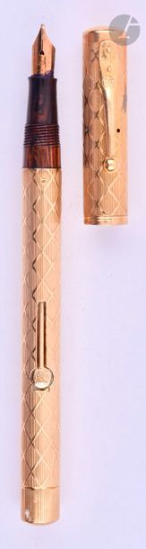 WATERMAN
Stylo plume 5552 ½ en or 18 carats. Habillage français X sur ébonite marbrée. Plume or n° 2, remplissage levier (poche à changer). Micro-rayures. 
Longueur : 138 mm - Poids brut : 30 g