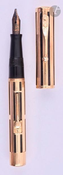 WATERMAN
Stylo plume 552 en or 18 carats. Habillage français décor J (ajouré droit) sur ébonite noire. Plume or n° 2, remplissage par levier (poche à changer). Micro-rayures. 
Longueur : 113 mm - Poids brut : 26 g
