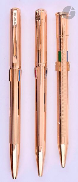 WATERMAN / JIF
3 stylos quatre couleurs en or 18 carats. Deux à billes et un à mines. Recharges à changer. Micro-rayures. 
Longueur : 136 mm - Poids brut : 100 g
