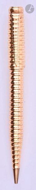 Stylo mine en or 18 carats. Réalisé par le joaillier parisien Lefebvre. Décor annelé. Mécanisme par capuchon poussoir utilisant des mines 1,18 mm. Micro-rayures. Initiales GP au sommet du capuchon. 
Longueur du mine : 117 mm - Poids brut : 50 g