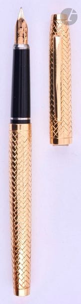 Stylo plume en or 18 carats décor tressé façon marqueterie. Réalisé sur une base de stylo Cross Century. Plume or 18 carats, remplissage cartouche ou convertor. Micro-rayures. 
Longueur : 132 mm - Poids brut : 36 g