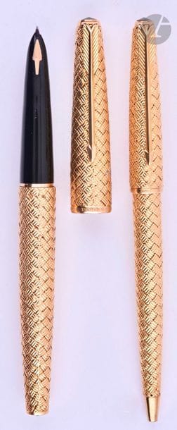 BOUCHERONFountain
 pen and ballpoint pen
 set in
 18K gold plaited. Based on a Parker 61. Gold nib, cartridge refill. Ball with push cap. Microstripes
.

 Length of the nib: 134 mm - Gross weight of the set: 64 g

